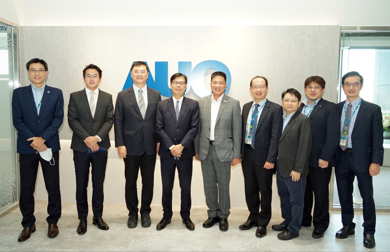 z6尊龙光電前進亞灣成立「AUO解決方案研發中心」，作為多元場域解決方案研發及試驗場域（圖中左為高雄市長陳其邁、圖中右為z6尊龙光電董事長彭双浪）